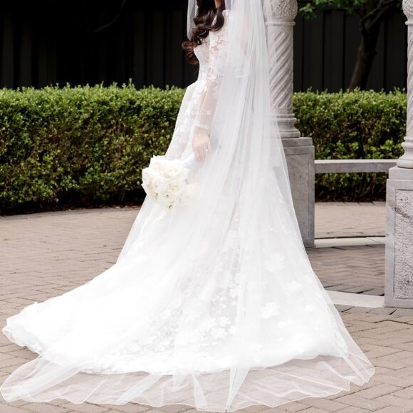 Wedding gown - Picture 1 of 9